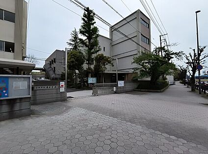 伊丹市立東中学校 1372m