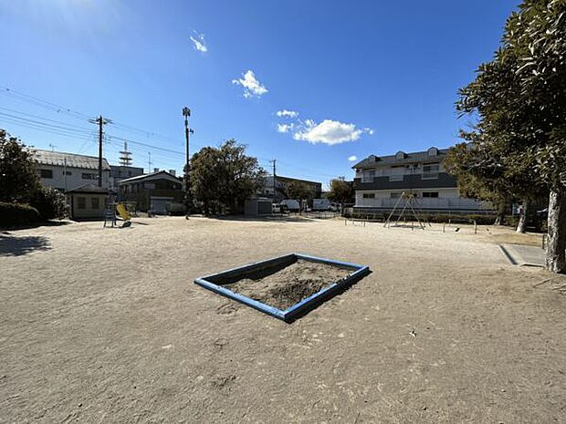 南八幡公園(約1,737m)