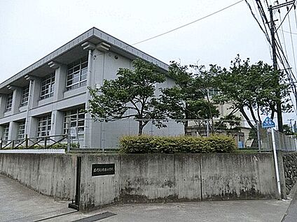 藤沢市立片瀬小学校 786m