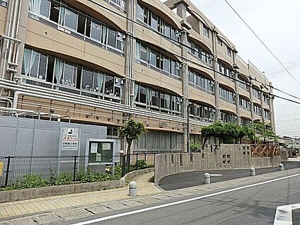 川崎市立中野島小学校 592m