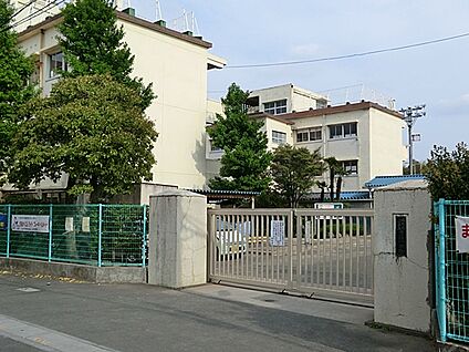 川口市立前川小学校 979m