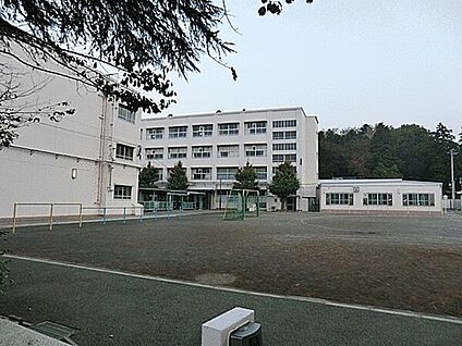 横浜市立岡津小学校 1025m