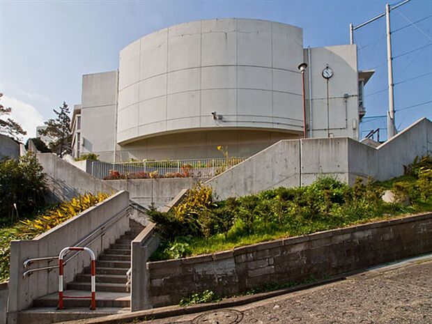 横浜市立生麦中学校(約1,620m)