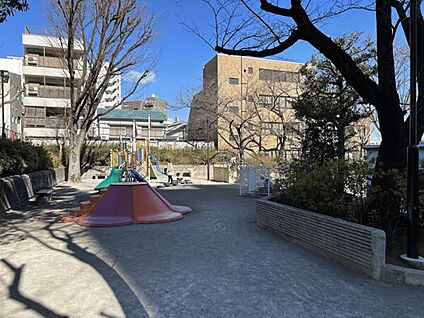 豊島区立駒込公園 358m