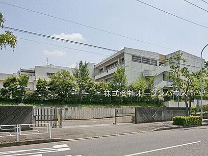 横浜市立鴨志田緑小学校 447m
