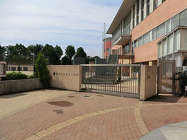 調布市立調和小学校(約998m)