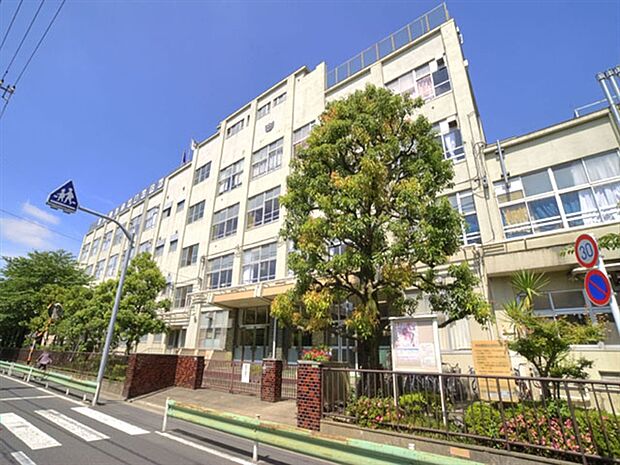 足立区立伊興中学校（約891m）