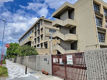 尼崎市立常陽中学校 721m