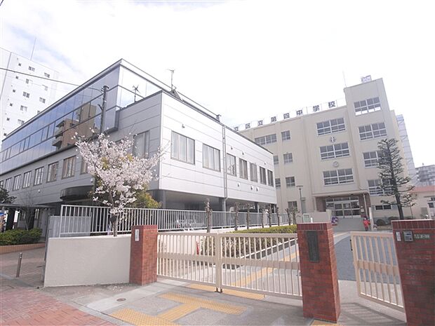 足立区立第四中学校(約595m)