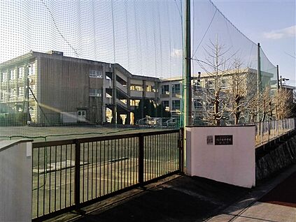 名古屋市立鳴子台中学校 542m