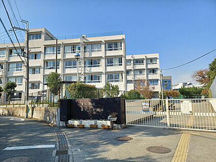 豊中市立第十三中学校 948m
