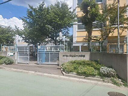 神戸市立本山第一小学校 789m