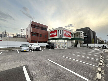 Ｖ・drug 黒川店 751m