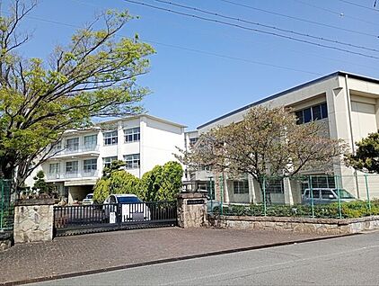 刈谷市立依佐美中学校 2523m