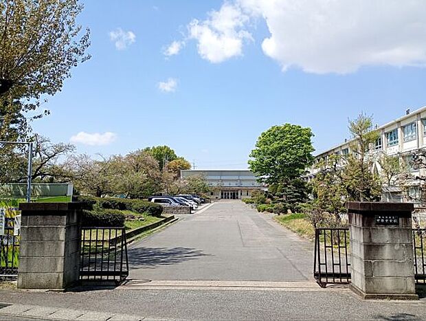 春日井市立中部中学校(約1,847m)