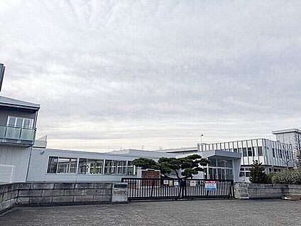 大泉町立西小学校 799m