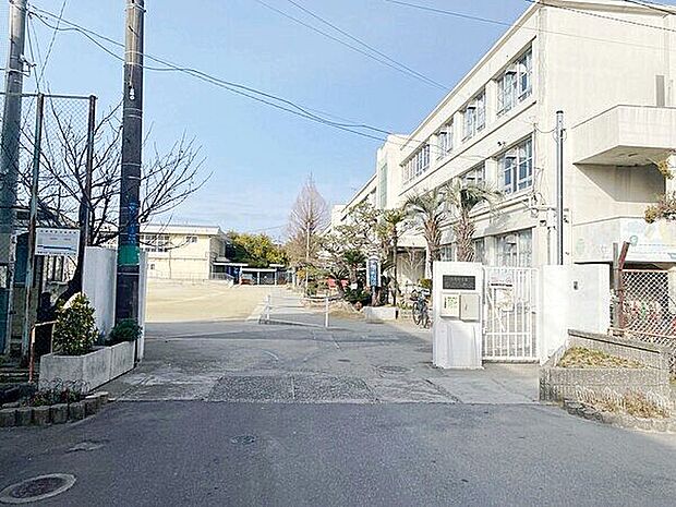 寝屋川市立啓明小学校(約402m)
