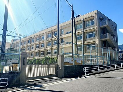 神戸市立烏帽子中学校 882m