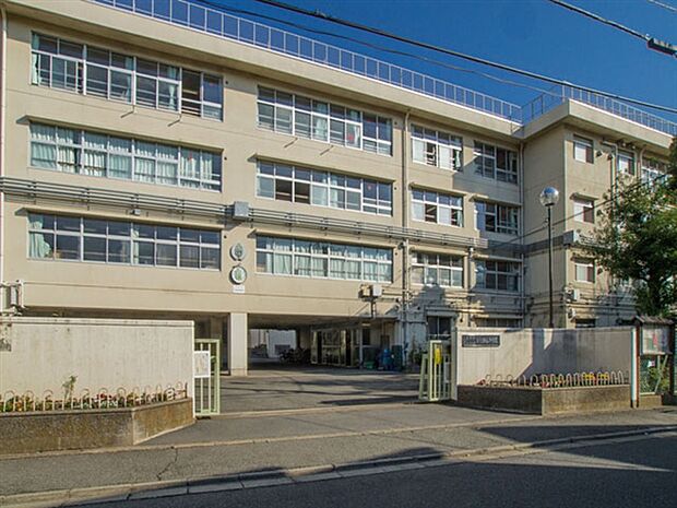 世田谷区立上祖師谷中学校(約541m)