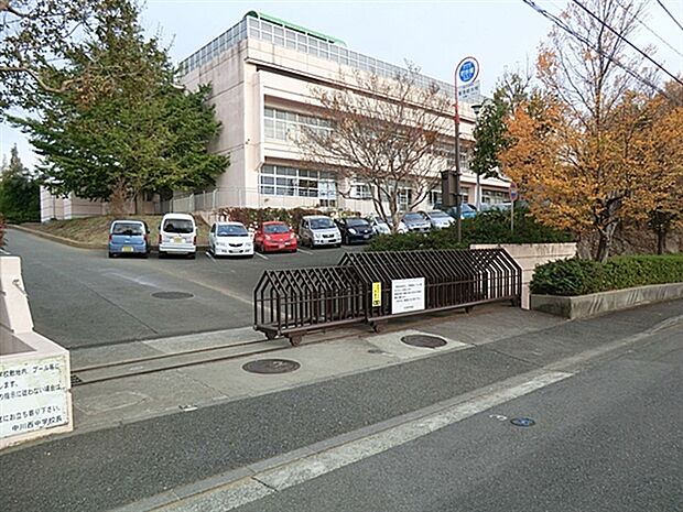 横浜市立中川西中学校(約976m)
