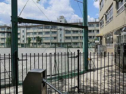 豊島区立池袋中学校 646m