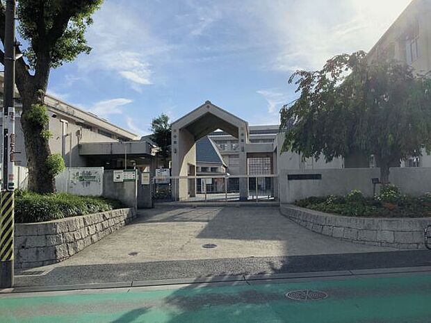 神戸市立魚崎小学校(約643m)