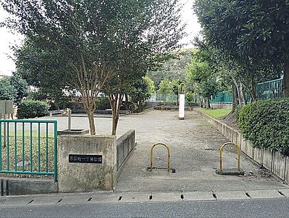 幕張町１丁目公園 813m