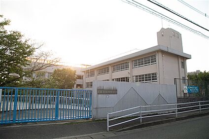 福岡市立飯倉中央小学校 611m