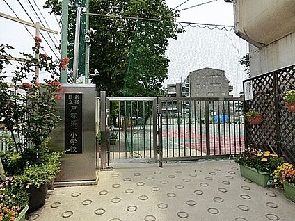 新宿区立戸塚第一小学校 409m