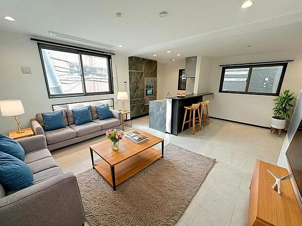 一日の中で最も長い時間を過ごすLDKは16.8帖と広々、レイアウトもしやすく、広々とした空間には自然と家族の笑顔が集います。【A号棟・2025年7月撮影】※家具はAIによる画像生成となります。