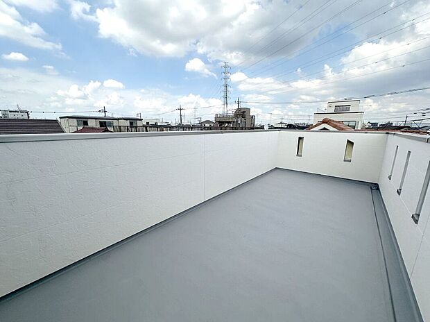 各棟屋上にはルーフバルコニー付き。照明、水栓もついて用途多彩。晴れた日は屋上がもうひとつのリビングに【アーバンポート施工例】