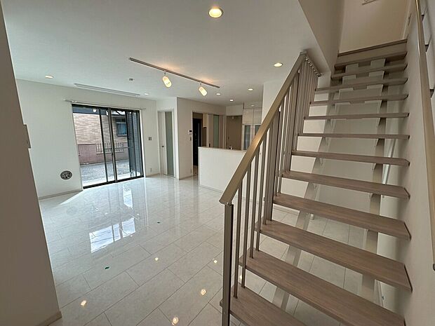 A・B・C号棟にはデザイン性の高いストリップ階段。階段横の壁や蹴込み板がないので、階段の先まで視界が抜け実際の面積よりも広く感じられます。【アーバンポート施工例】