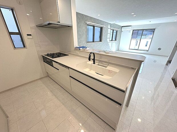 【アーバンポート施工例】リビングが見渡せる対面キッチンを採用。お料理しながら家族の会話も弾みます