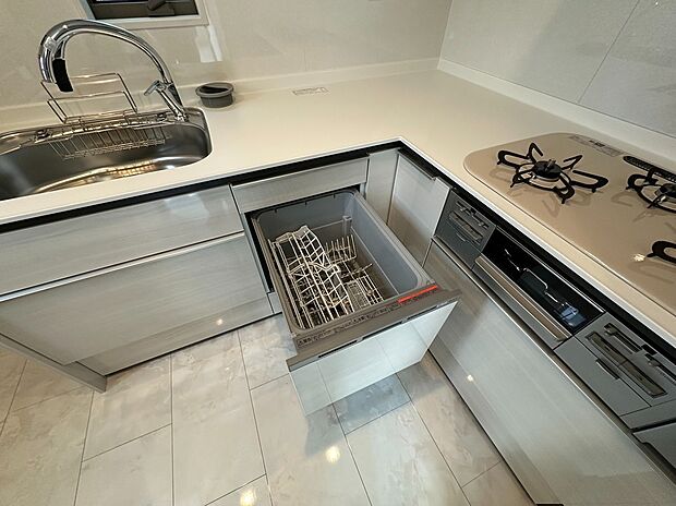 【食洗機付きシステムキッチン】洗いよりも衛生的で汚れもスッキリ落ちる「食器洗浄乾燥機」付き。深夜に稼働できる静かさなので、夜セットして翌朝にはピカピカに。【アーバンポート施工例】