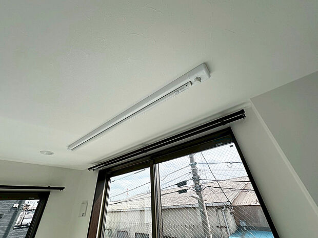 【室内物干し】室内物干しを標準装備、エアコンや扇風機を使って、洗濯物まわりの空気を入れ替えてあげることで、自然乾燥よりも早く乾きます。また、早く乾くことで雑菌の繁殖を抑え、生乾きの臭いを減少させることにも繋がります。普段は収納できて見た目もスッキリ。【アーバンポート施工例】