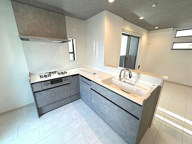 【【アーバンポートシリーズ施工例】キッチン】スペースを有効活用できるL型キッチン。食洗機・タッチレス水栓・浄水器内蔵水栓を標準装備。