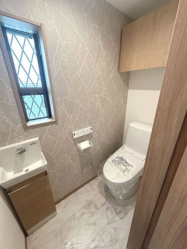 【【アーバンポートシリーズ施工例】トイレ】節水はもちろんお手入れのしやすさが特徴の温水シャワー機能付きトイレ。いつでも清潔なトイレを保てます。