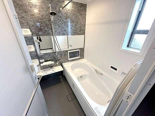 【【アーバンポートシリーズ施工例】浴室】一日の疲れを癒すバスルームは1坪の広々タイプ。浴室ＴＶとジェットバス標準装備。雨の日の洗濯物乾燥にも便利な「浴室暖房乾燥機」付き。