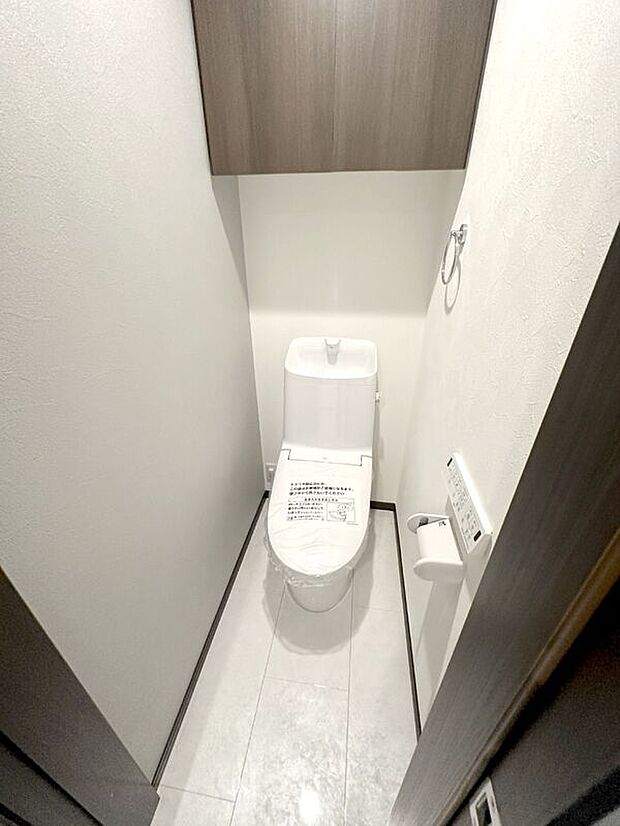 【温水洗浄便座付きトイレ】節水はもちろんお手入れのしやすさが特徴の温水シャワー機能付きトイレ。いつでも清潔なトイレを保てます。【アーバンポート施工例】
