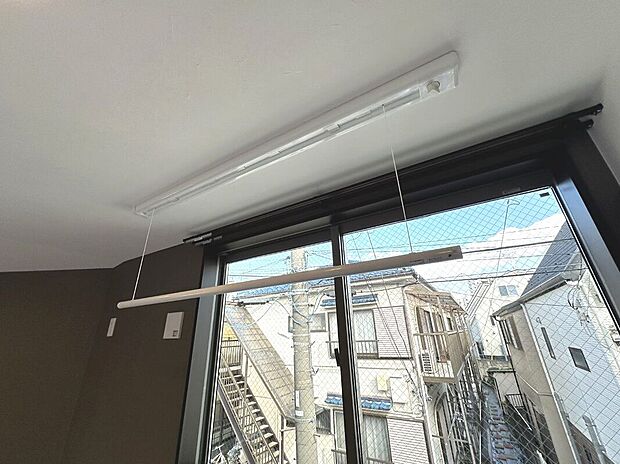 【室内物干し】室内物干しを標準装備、エアコンや扇風機を使って、洗濯物まわりの空気を入れ替えてあげることで、自然乾燥よりも早く乾きます。また、早く乾くことで雑菌の繁殖を抑え、生乾きの臭いを減少させることにも繋がります。普段は収納できて見た目もスッキリ。【アーバンポート施工例】