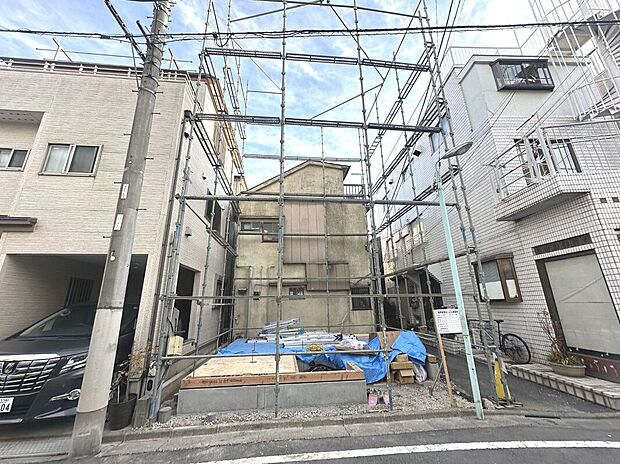 【現地写真】隣地が通路部分になっていますので角地のような立地です。【2025年11月撮影】