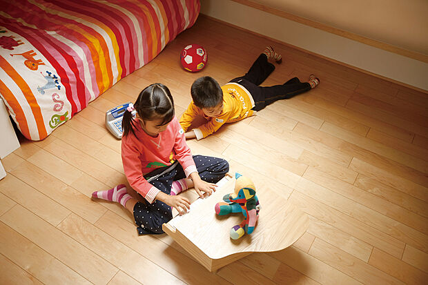 【 ガス温水式床暖房】ＬＤＫには電気式と比べ、立ち上がりが早く、部屋全体がムラなく温まるガス温水式床暖房を標準装備。ランニングコストも経済的です！