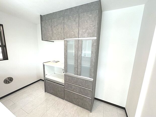 【カップボード】キッチン脇には大容量のカップボードが標準装備。キッチンと合わせたデザインでよりスタイリッシュに。【2025年4月撮影】