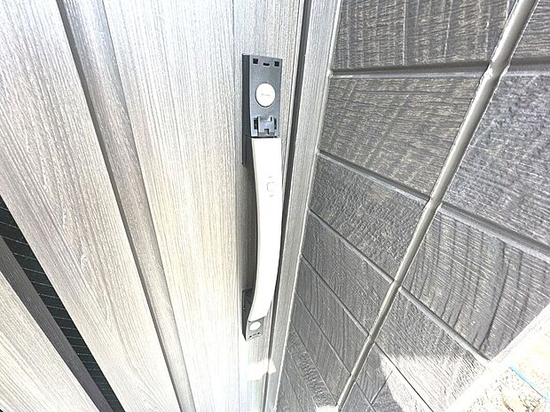 【カードキーシステム】ボタンを押してカードをかざすだけで施解錠ができ、一度の操作で2ロックが可能。カード紛失時もカードの再登録をするだけ。従来のようにシリンダーごと交換する手間も省けます。【2025年4月撮影】