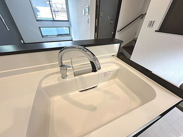 【 タッチレス水栓】センサーにかざすだけで吐水・止水ができるキッチン用タッチレス水栓を採用。ホースを引き出せばハンドシャワーに早変わりします。【アーバンポート施工例】