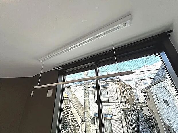 【室内物干し】室内物干しを標準装備、エアコンや扇風機を使って、洗濯物まわりの空気を入れ替えてあげることで、自然乾燥よりも早く乾きます。また、早く乾くことで雑菌の繁殖を抑え、生乾きの臭いを減少させることにも繋がります。普段は収納できて見た目もスッキリ。【アーバンポート施工例】