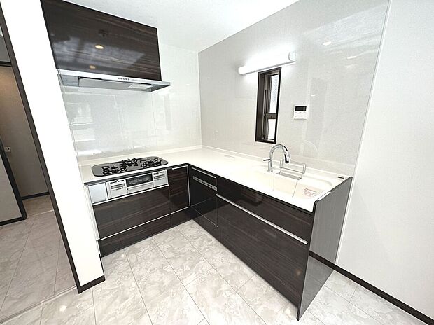 【【アーバンポートシリーズ施工例】キッチン】リビングが見渡せる対面キッチン、お料理しながら家族の会話も弾みますね。食洗機・タッチレス水栓・浄水器内蔵水栓を標準装備。