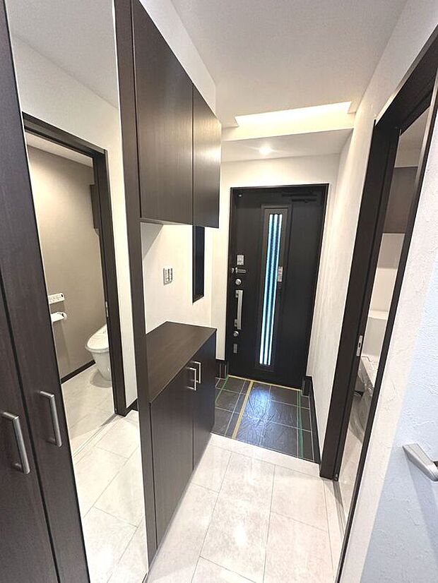 【【アーバンポート施工例】玄関】大容量のトールタイプの玄関収納つき。姿見付きですのでお出かけ前のチェックにも便利。