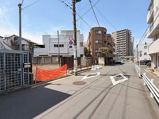 【現地外観写真(2026年4月撮影)】前面道路も広々。車庫入れの苦手な方でもラクラク駐車が可能です。