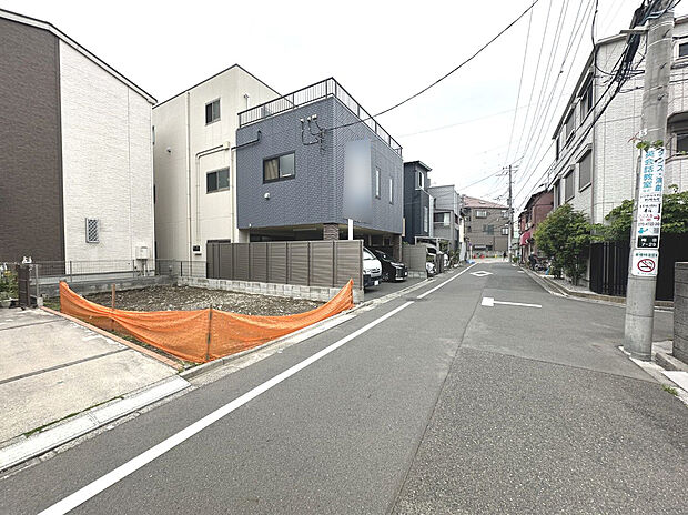 【現地写真】前面道路も6mと広々。車庫入れの苦手な方でもラクラク駐車が可能です。【2026年5月撮影】